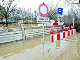 wegen Hochwassers geschlossener Parkplatz